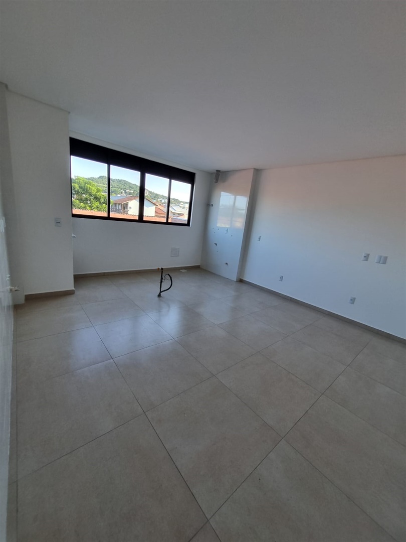 Dpto. sobre Avenida Comercial
