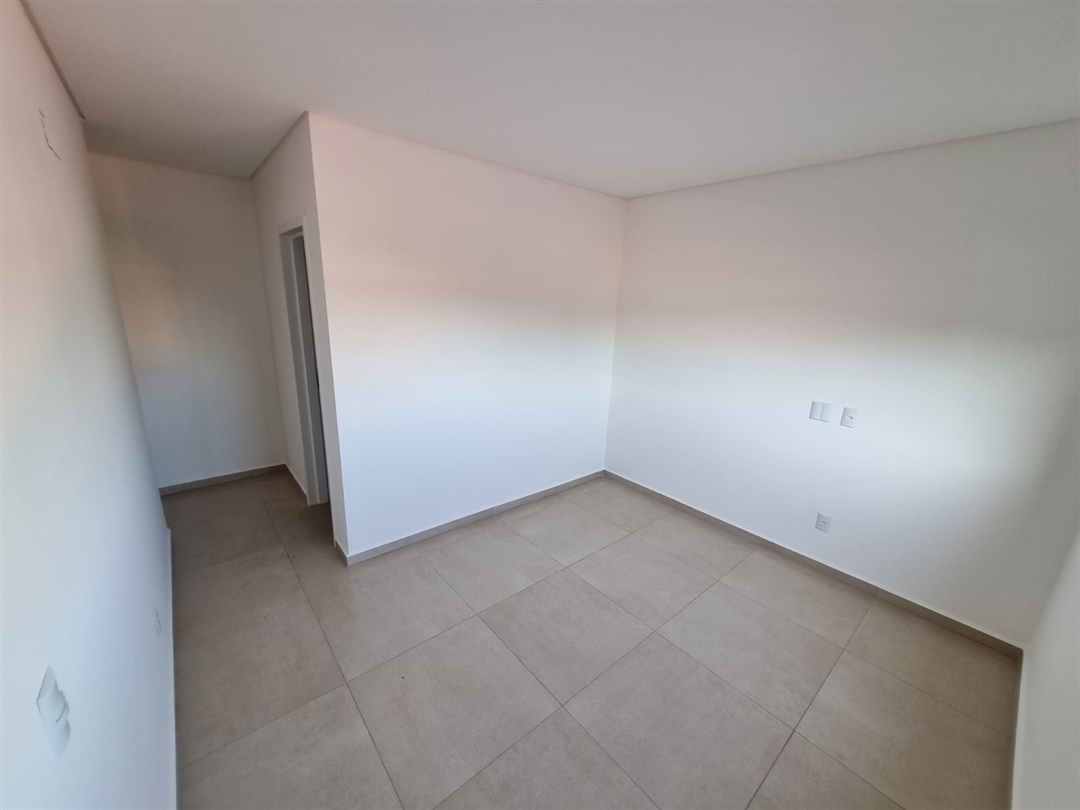 Dpto. sobre Avenida Comercial