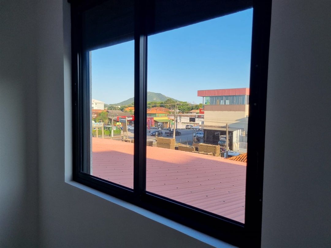 Dpto. sobre Avenida Comercial