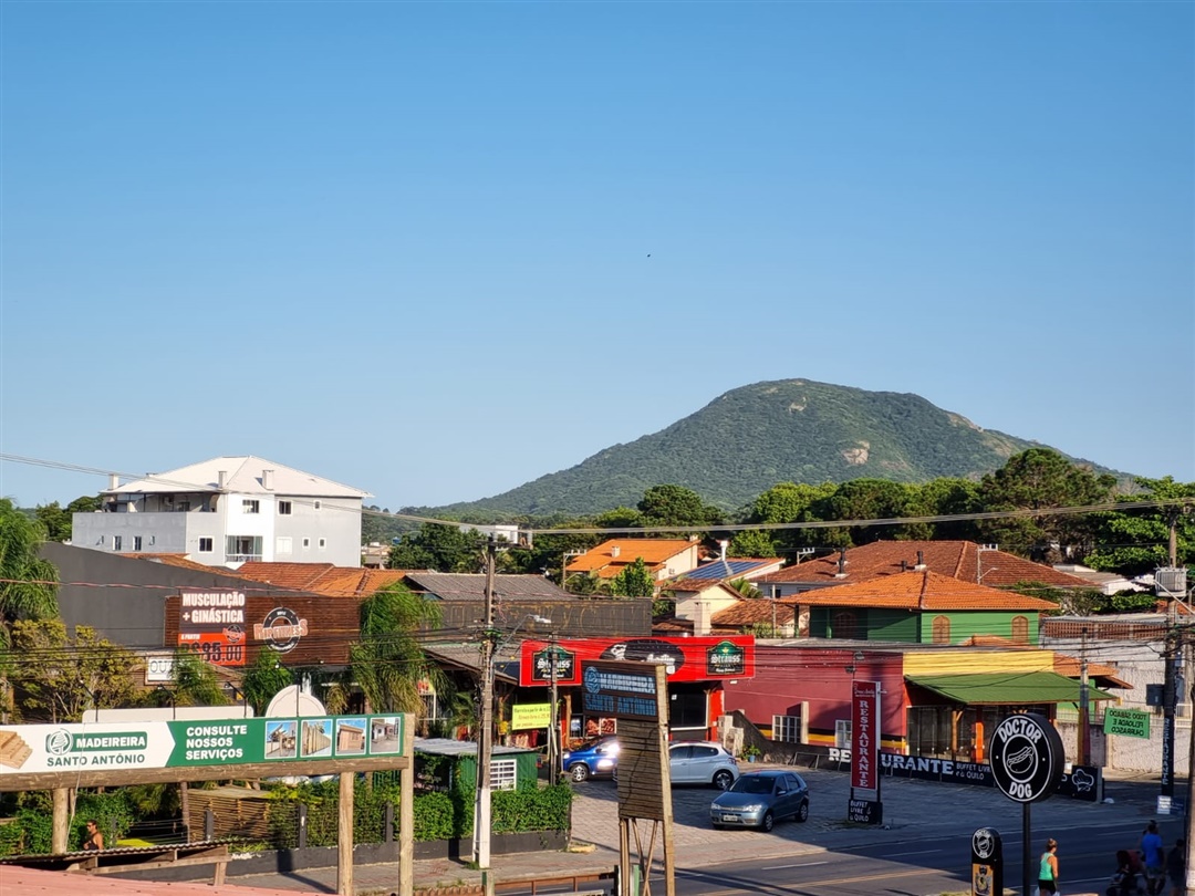 Dpto. sobre Avenida Comercial